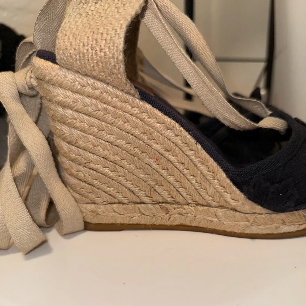 Tory Burch Navy/Tan 3D Floral print Emil espadrille lace up wedge size 7.5